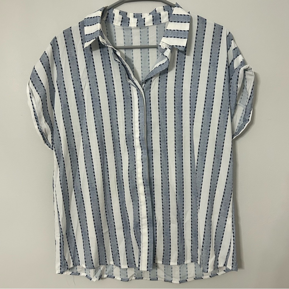 Silver and white short sleeve button down blouse, large